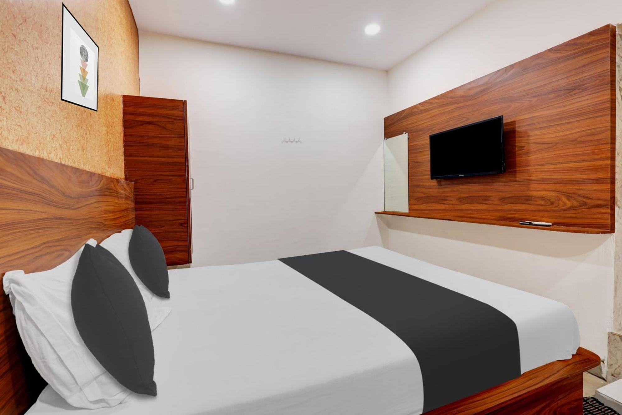 Hotel O Gangothri Lodge Visakhapatnam Exteriör bild